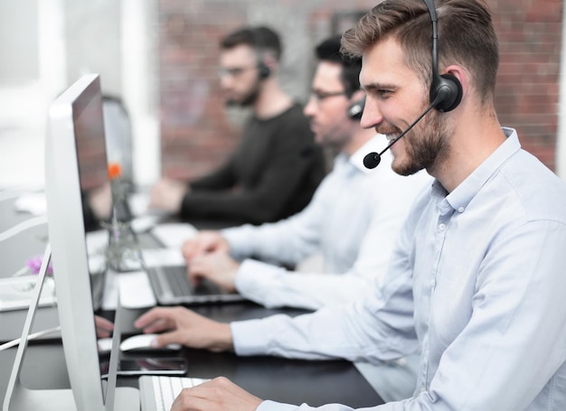 Mitarbeiter mit Headset am Arbeitsplatz im Business Center