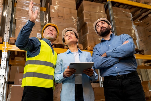 Mitarbeiter mit Helm arbeiten im Lager