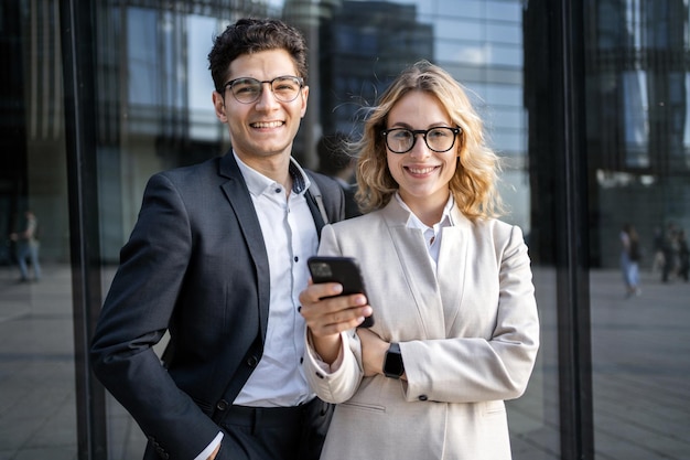 Mitarbeiter Ökonomen arbeiten in einem Finanzunternehmen in einer Bank kommunizieren über ein neues Projekt