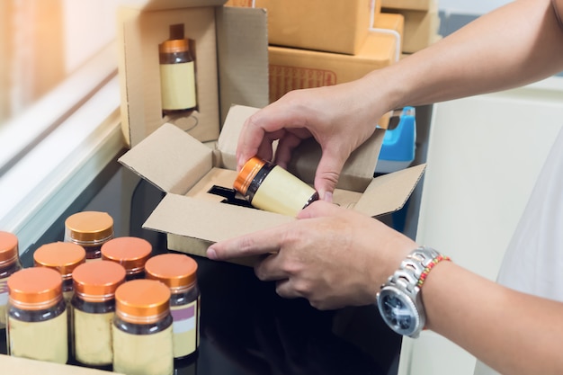 Foto mitarbeiter packen ein paket in den versand an den kunden.