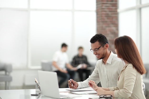 Mitarbeiter sitzen an einem Tisch im Büro