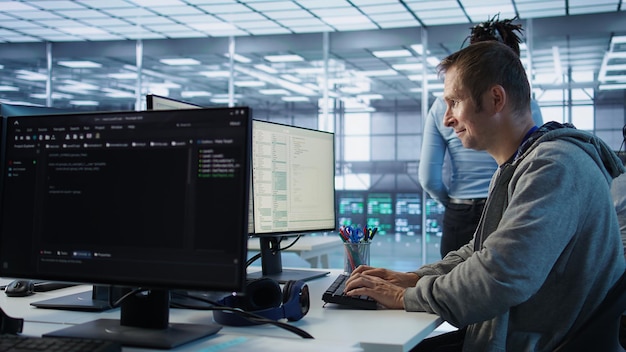 Mitarbeiter überwachen den Energieverbrauch über Server-Rigs