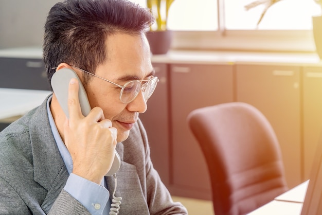 Mitarbeiterberatungskunden am Telefon