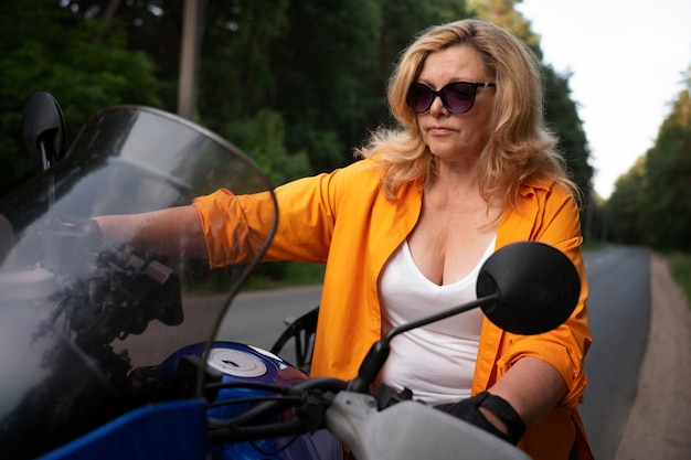 Mitelmäßige Aufnahme coole alte Frau mit Motorrad