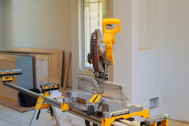 Miter saw in e crosscut timber