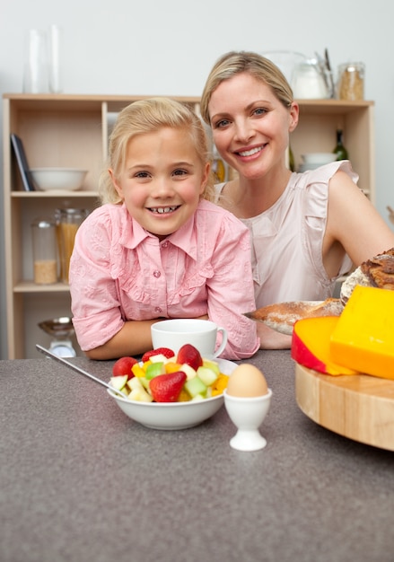 Mitfühlende Mutter, die Frucht mit ihrer Tochter isst