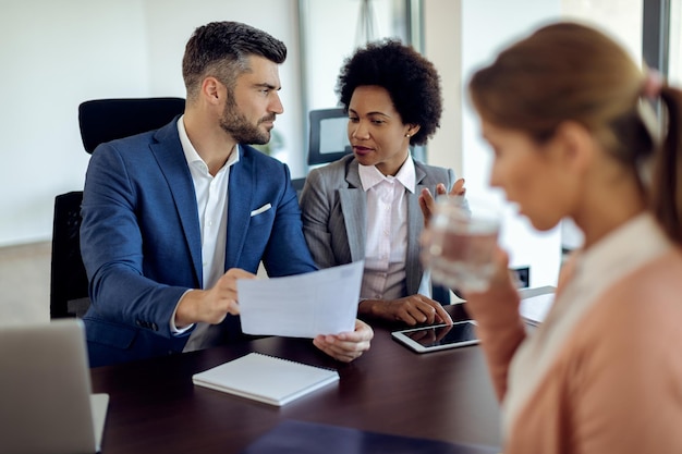 Mitglieder des Personalteams analysieren den Lebenslauf eines potenziellen Kandidaten im Büro