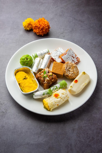 mithai barfi doce sortido indiano em um grupo