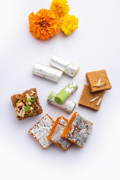 mithai barfi doce sortido indiano em um grupo