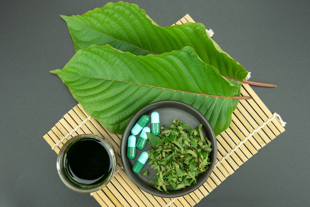 Mitragynina speciosa oder Kratom