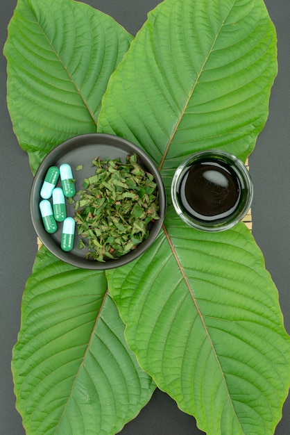 Mitragynina speciosa oder Kratom