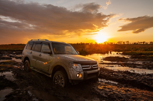 Mitsubishi Pajero Montero atascado en el barro