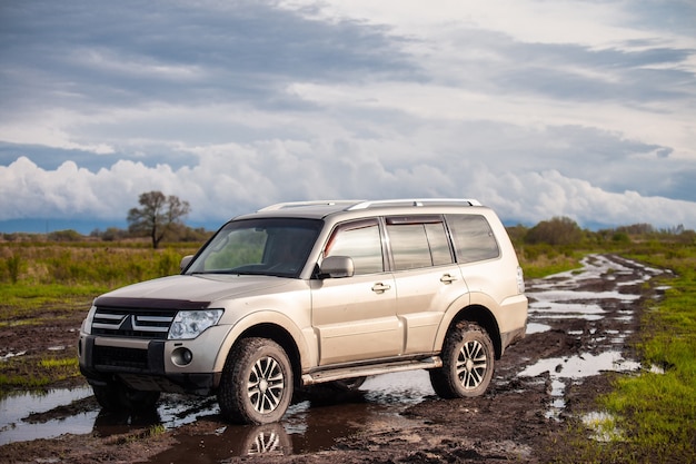 Mitsubishi Pajero Montero em estrada de terra depois da chuva