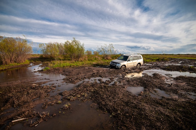 Mitsubishi Pajero Montero preso na lama