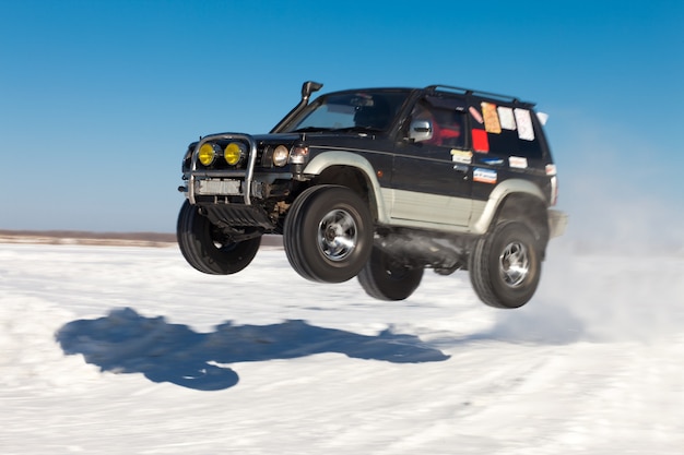 Mitsubishi Pajero voando após salto do trampolim