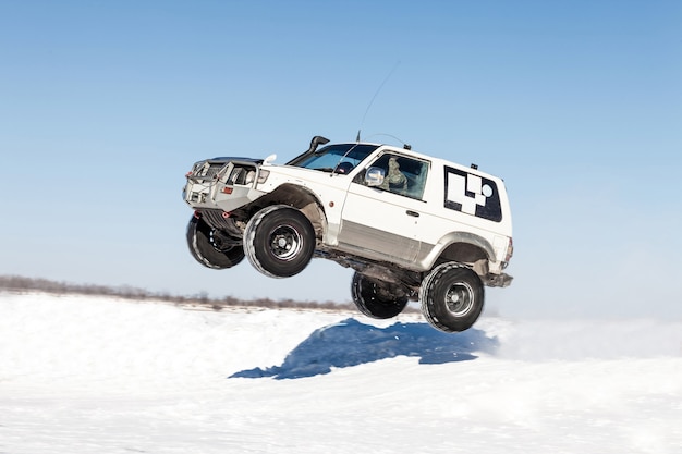 Mitsubishi Pajero voando após salto do trampolim