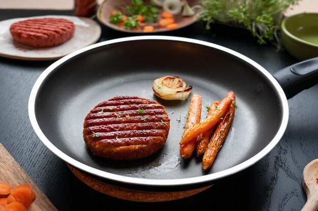 Mittagessen aus der fleischlosen Bratpfanne für gesunde Lebensmittel mit gegrilltem veganem Fleisch auf pflanzlicher Basis und Karotten