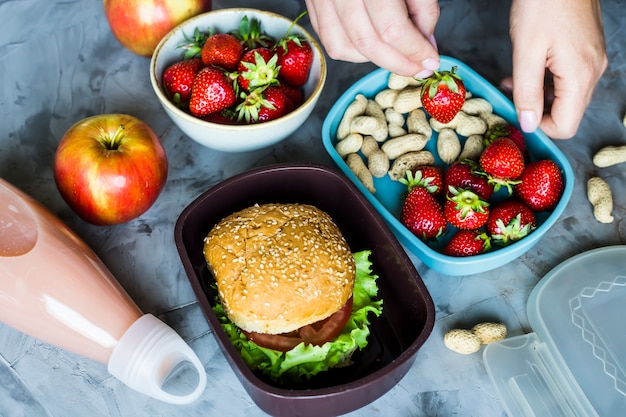 Mittagessen für das Kind zur Schule kochen