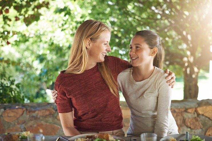 Foto mittagessen im freien und umarmung mit mutter mädchen und lächeln mit sonnenschein und familie mit gesunder mahlzeit natur mutter und tochter mit essen oder veranstaltung mit feiern und umarmen mit sommer glücklich oder teenager