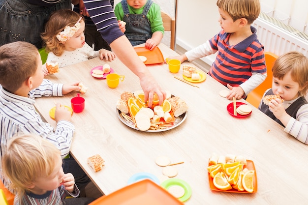 Foto mittagessen im kindergarten