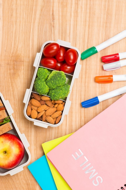 Mittagessen in der Schule mit Sandwich, frischem Obst, Crackern und Saft. das Tonen. selektiver Fokus