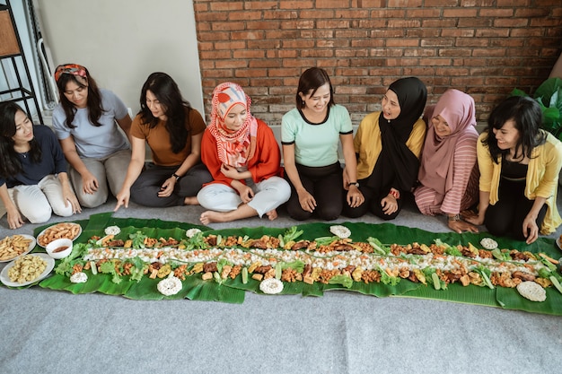 Mittagessen in kembulanischer Tradition zu Hause