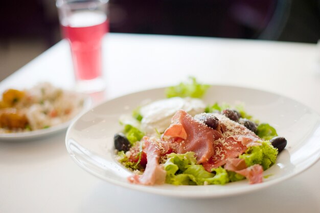 Mittagessen mit frischem griechischem Salat