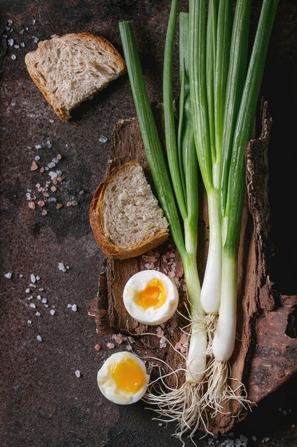 Mittagessen mit Gemüse und Brot