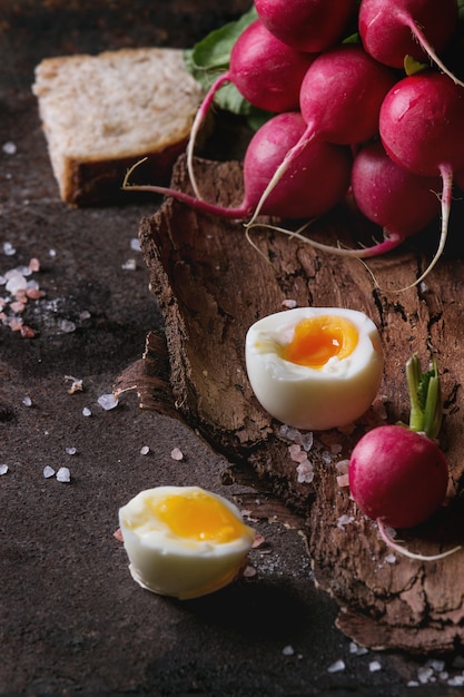 Mittagessen mit Gemüse und Brot