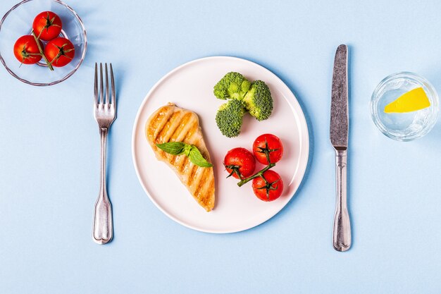 Mittagessen mit Huhn, Brokkoli und Tomate