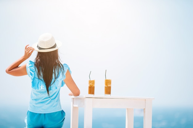 Mittagessenszeit. Frau, die Frühstück im Außencafé mit Meerblick hat