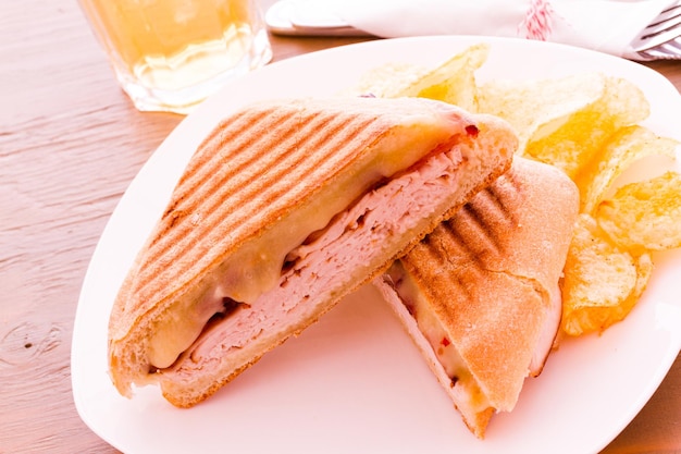 Mittags-Panini mit Pommes an der Seite.