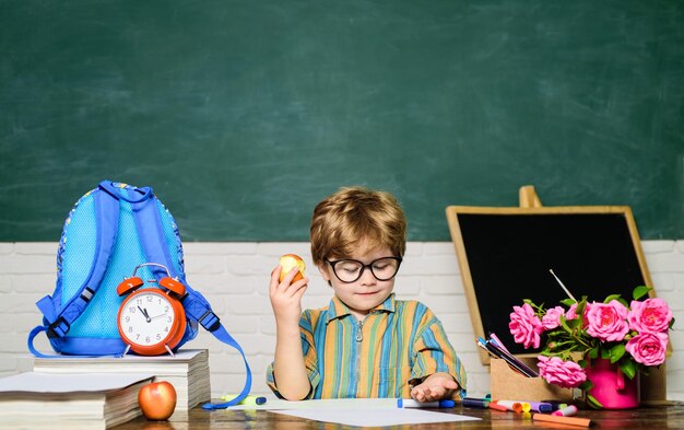 Mittagsmenü Schulmittagessen für Kindergesundheitsschüler aus der Grundschule mit Apfel in der Klasse Schule