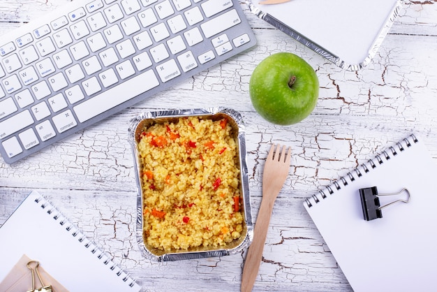 Mittagspause in der Essenslieferung im Büro