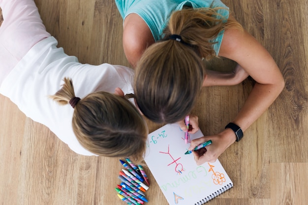 Foto mitte adorable alter bleistift lehre