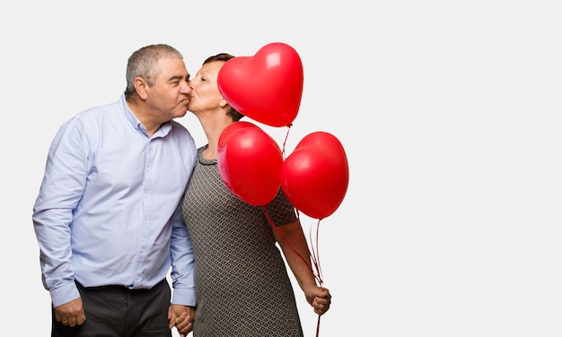 Mitte gealterte Paare, die Valentinsgrußtag feiern