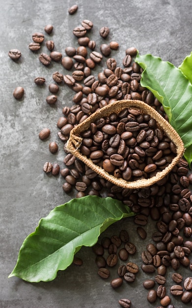 Mittel geröstete Kaffeebohnen auf Zementboden