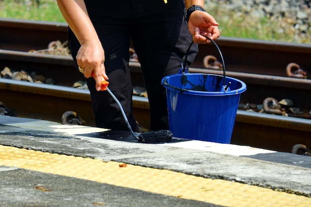 Mittelabschnitt auf einer Person, die den Bahnhofssteig malt