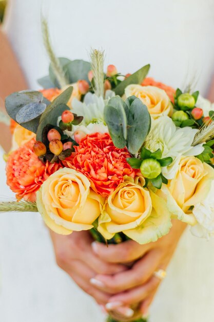 Mittelabschnitt der Braut, die einen Blumenstrauß hält