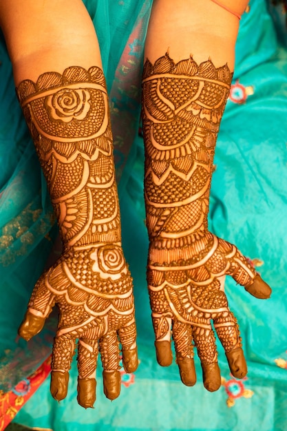 Foto mittelabschnitt der braut mit henna-tattoo
