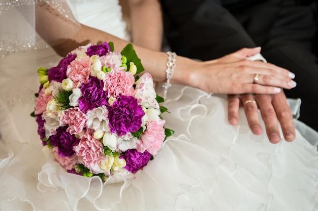 Mittelabschnitt des Paares während der Hochzeit