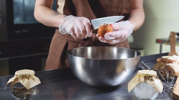 Mittelabschnitt einer Frau, die an einem Tisch Essen zubereitet