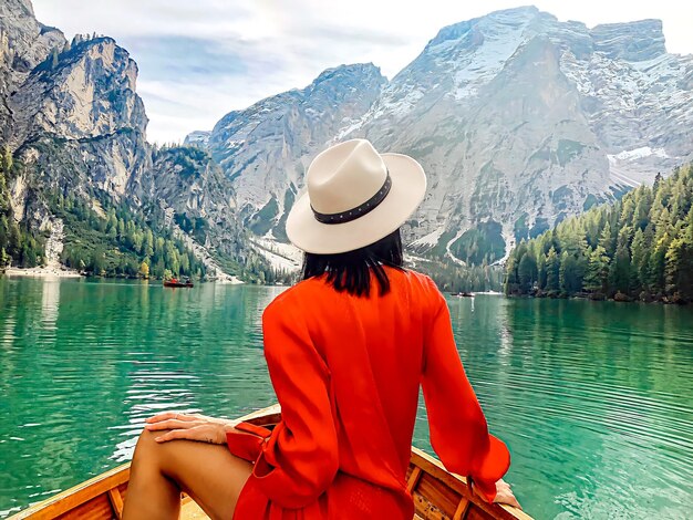 Foto mittelabschnitt einer frau, die auf den see gegen die bergkette schaut