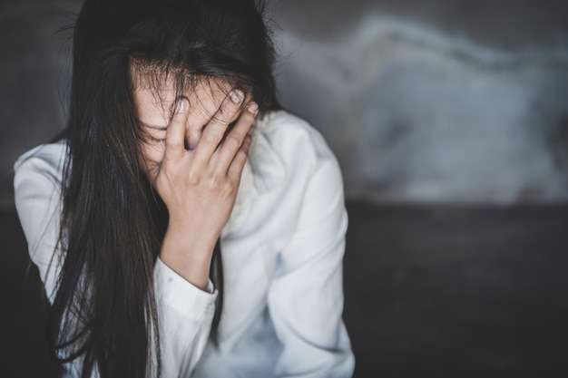 Mittelabschnitt einer Frau, die das Gesicht bedeckt