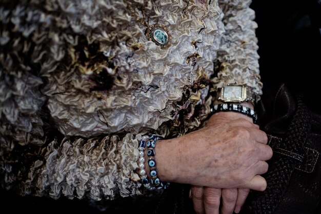 Mittelabschnitt einer Frau, die ein Armband mit bösen Augenkugeln trägt