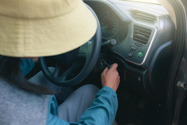 Foto mittelabschnitt einer frau, die ein auto startet