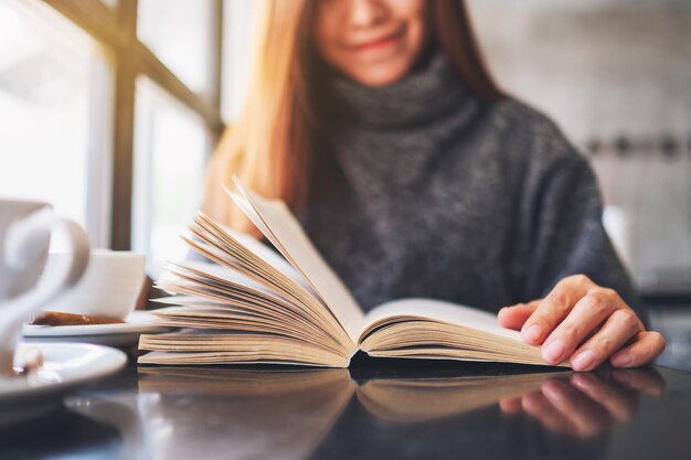 Foto mittelabschnitt einer frau, die ein buch hält