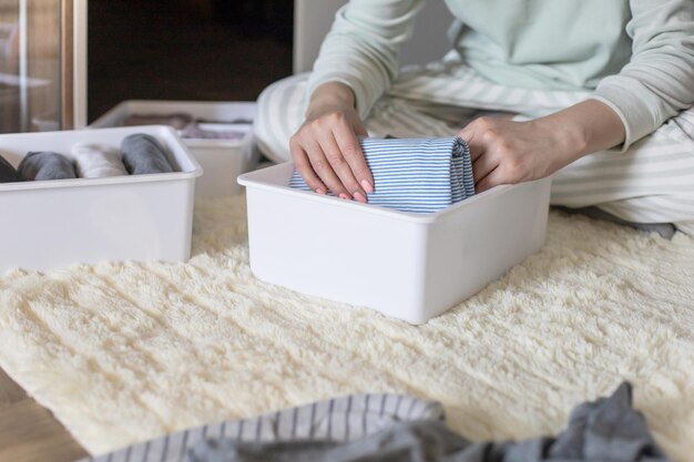 Foto mittelabschnitt einer frau, die ein geschenk hält