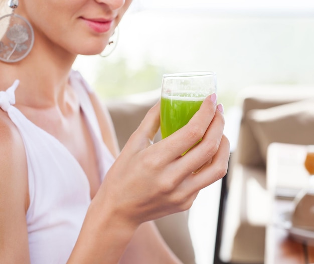 Foto mittelabschnitt einer frau, die ein glas trinkt