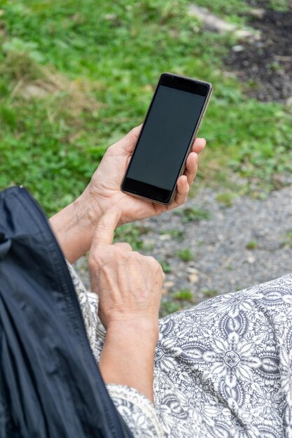 Foto mittelabschnitt einer frau, die ein handy benutzt